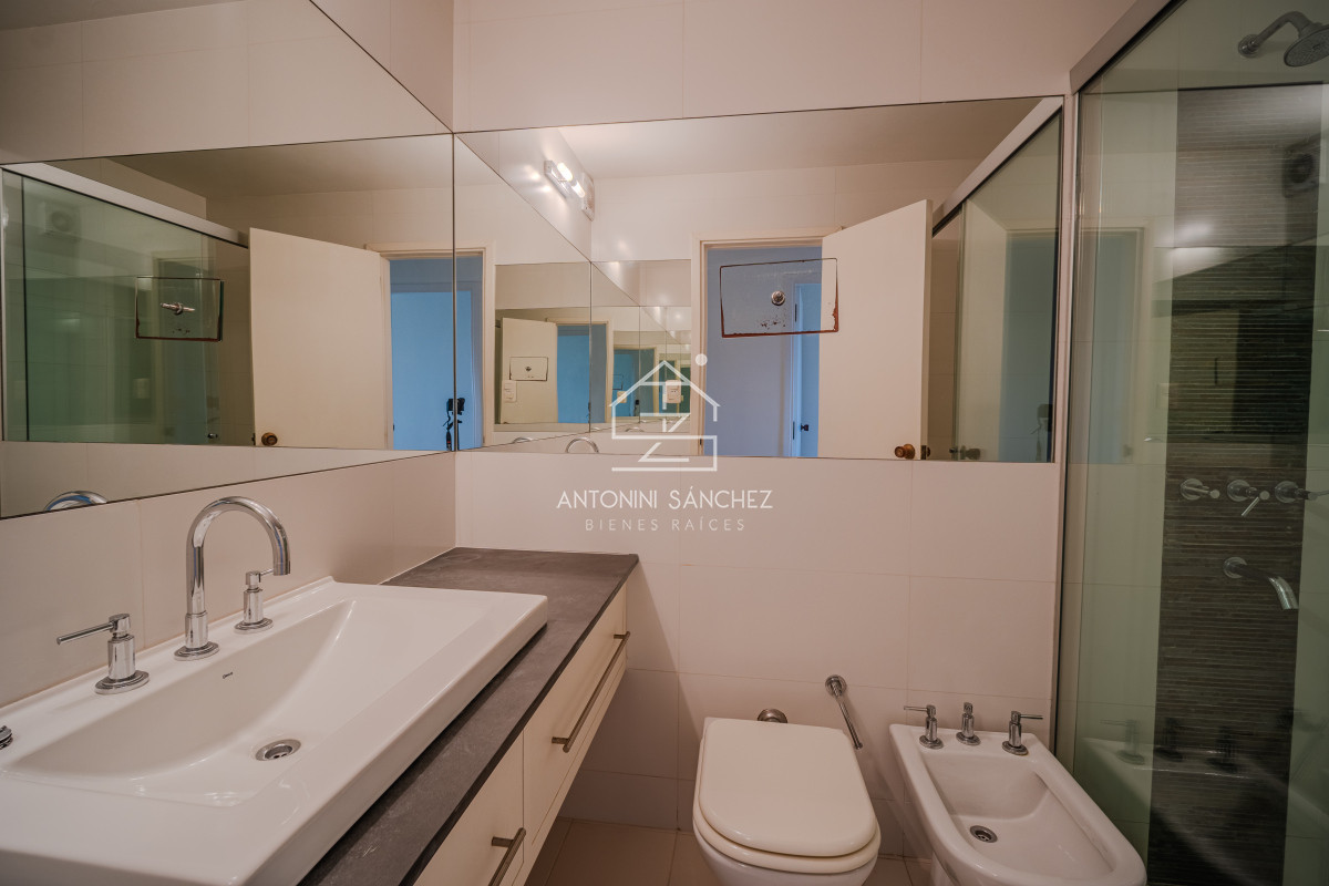 Apartamento ID.906 - Penthouse en venta de tres dormitorios y dependencia en Playa Mansa, Punta del Este.