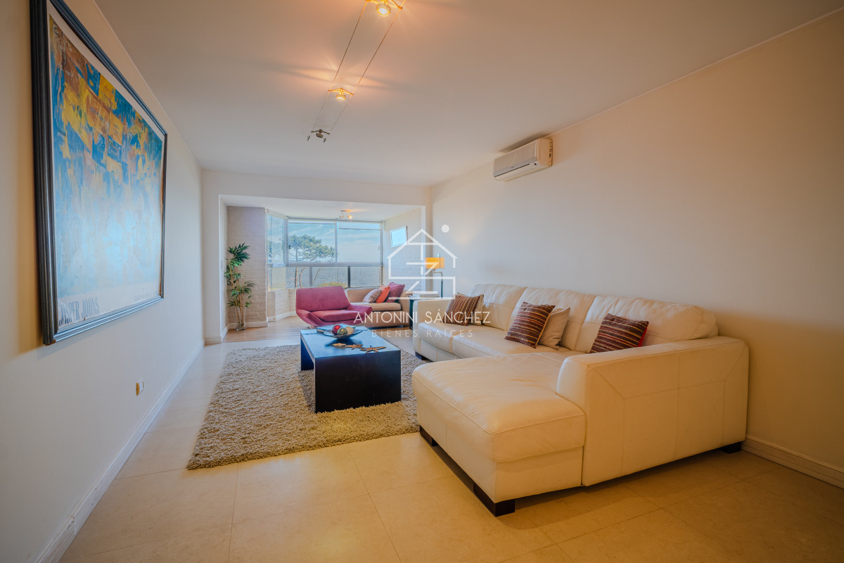 Apartamento ID.906 - Penthouse en venta de tres dormitorios y dependencia en Playa Mansa, Punta del Este.