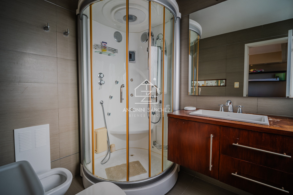 Apartamento ID.906 - Penthouse en venta de tres dormitorios y dependencia en Playa Mansa, Punta del Este.