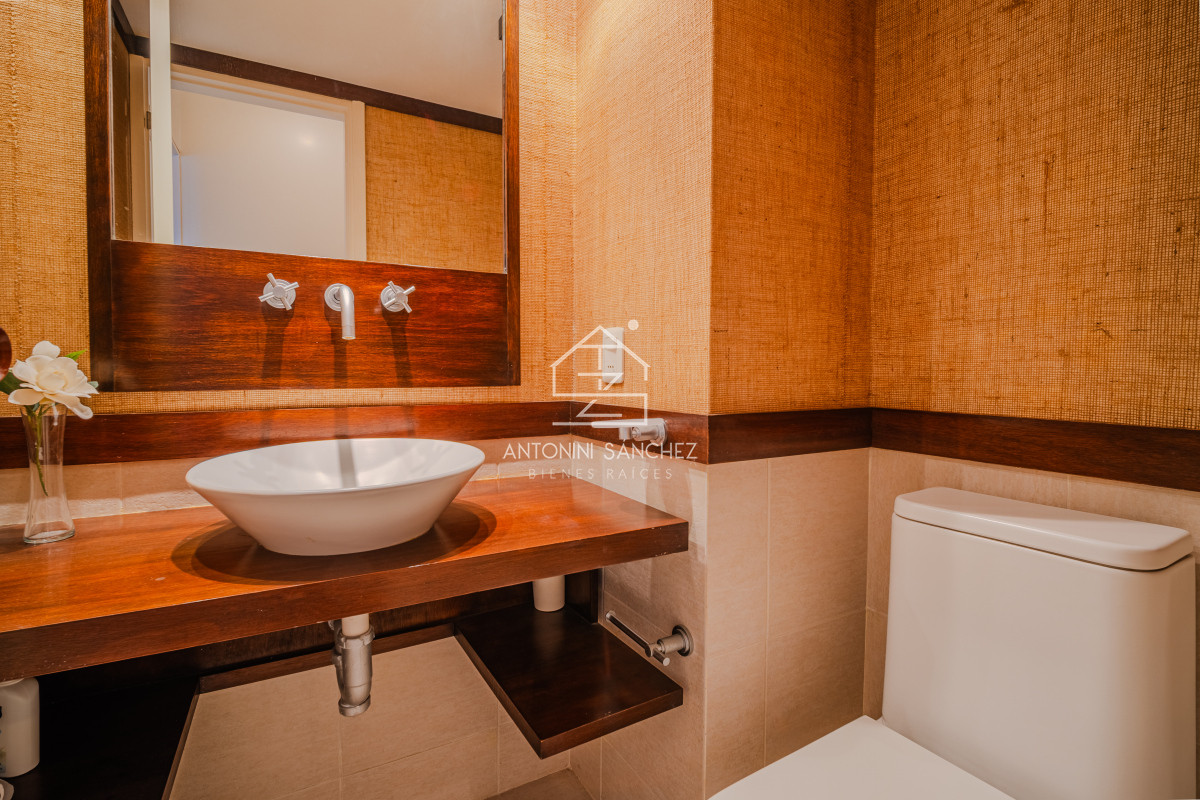 Apartamento ID.906 - Penthouse en venta de tres dormitorios y dependencia en Playa Mansa, Punta del Este.