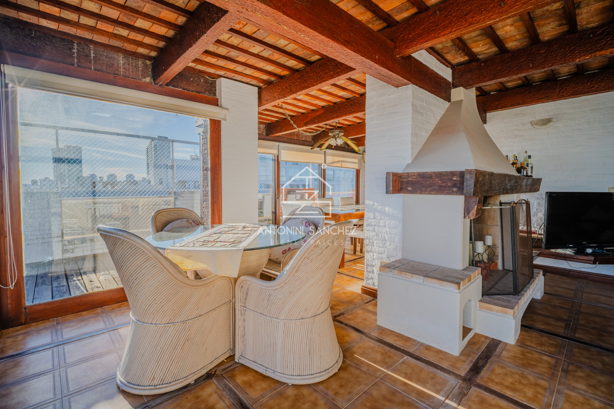 Apartamento ID.906 - Penthouse en venta de tres dormitorios y dependencia en Playa Mansa, Punta del Este.