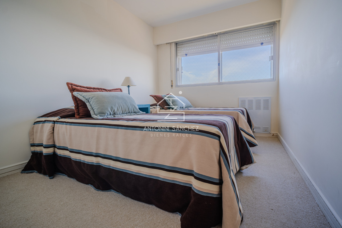 Apartamento ID.906 - Penthouse en venta de tres dormitorios y dependencia en Playa Mansa, Punta del Este.