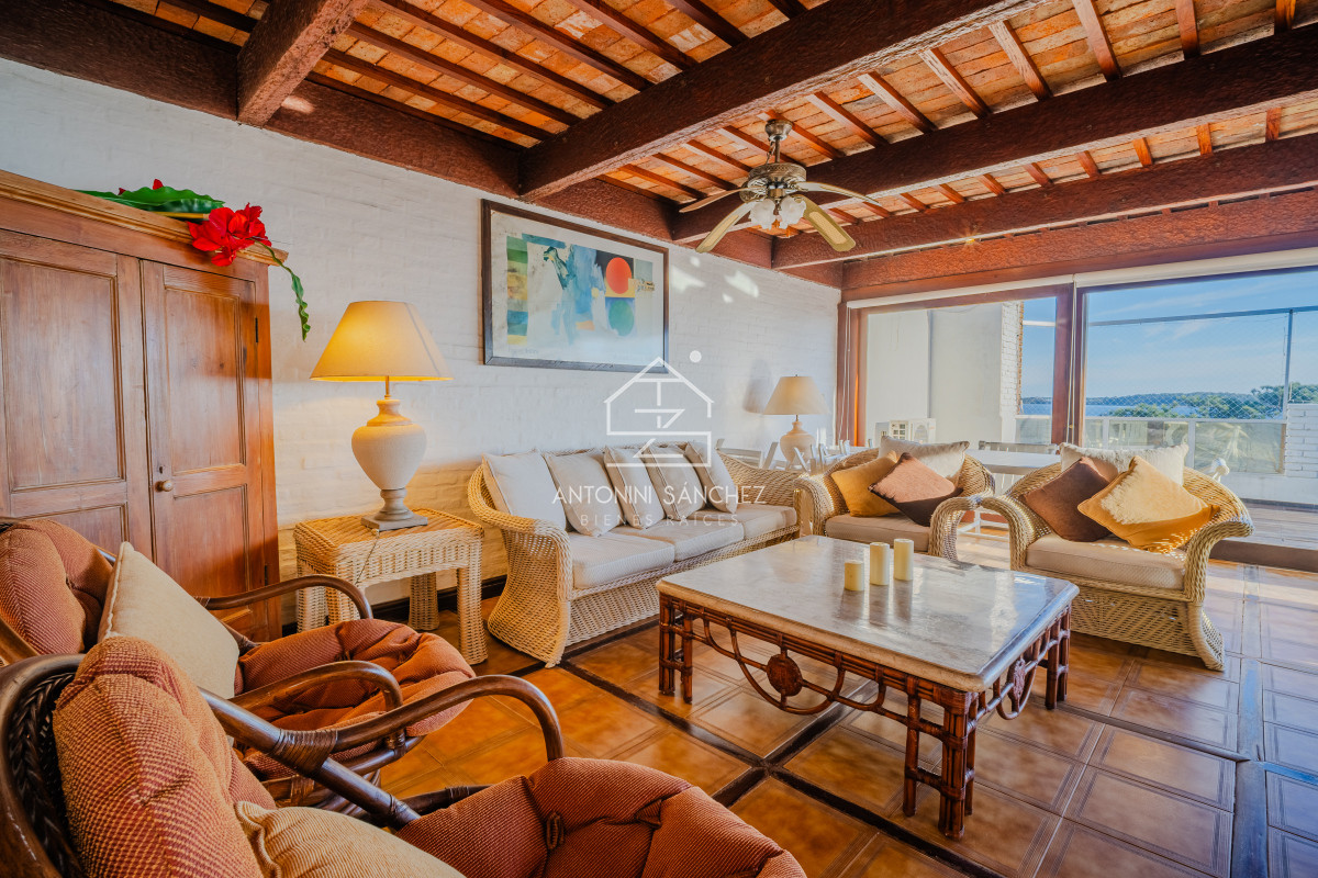 Apartamento ID.906 - Penthouse en venta de tres dormitorios y dependencia en Playa Mansa, Punta del Este.