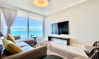 Apartamento de tres dormitorios en suites en Paramount Smart Tower en Venta