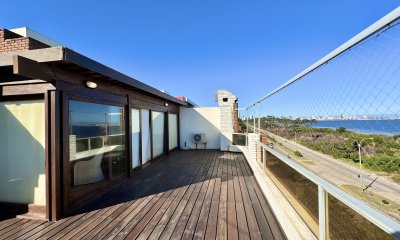 Penthouse en venta de tres dormitorios y dependencia en Playa Mansa, Punta del Este.