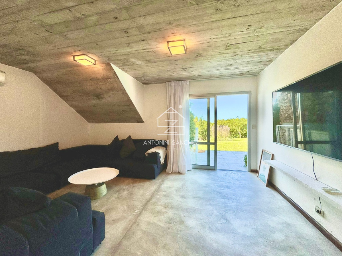 Casa ID.881 - Casa en Venta en Pueblo de José Ignacio Cuatro Dormitorios y Dependencia