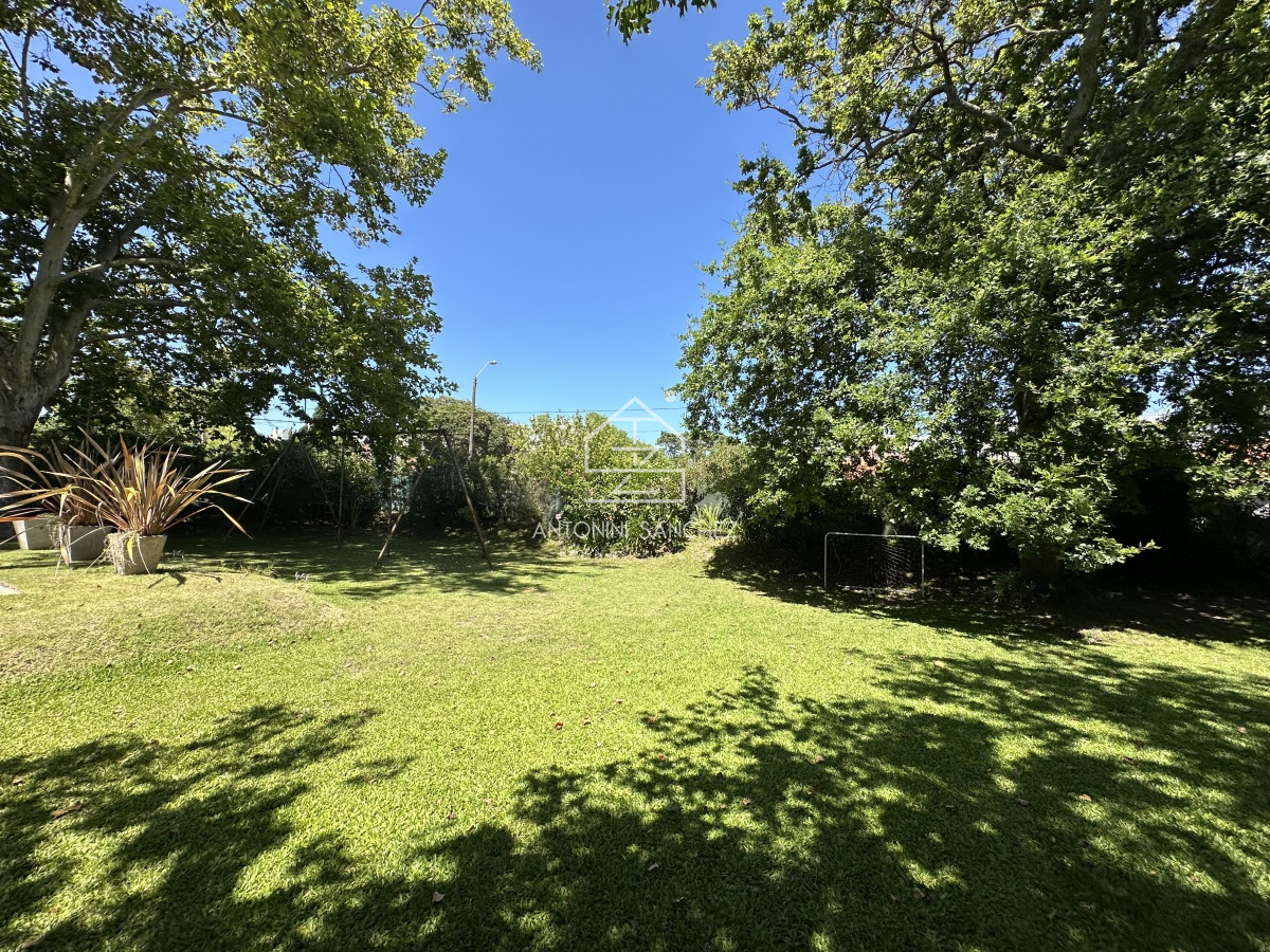 Casa ID.792 - Casa de 5 dormitorios en venta a una cuadra de Playa Mansa, Punta del Este.