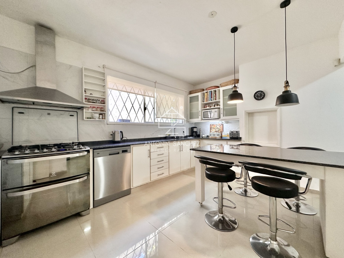 Casa ID.792 - Casa de 5 dormitorios en venta a una cuadra de Playa Mansa, Punta del Este.