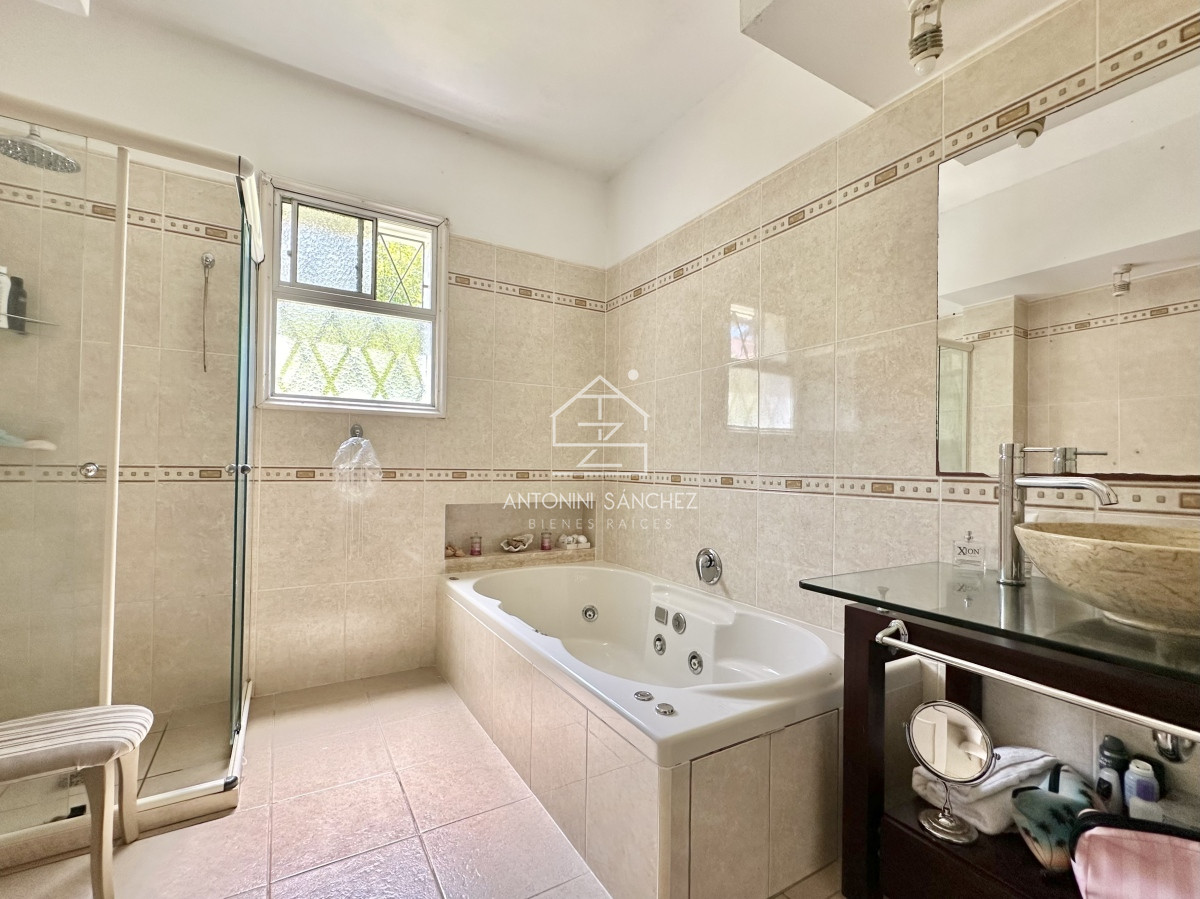 Casa ID.792 - Casa de 5 dormitorios en venta a una cuadra de Playa Mansa, Punta del Este.