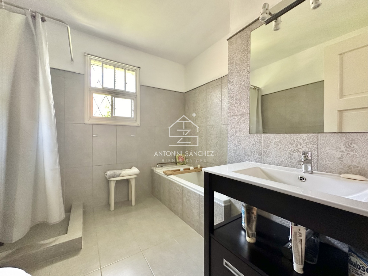Casa ID.792 - Casa de 5 dormitorios en venta a una cuadra de Playa Mansa, Punta del Este.