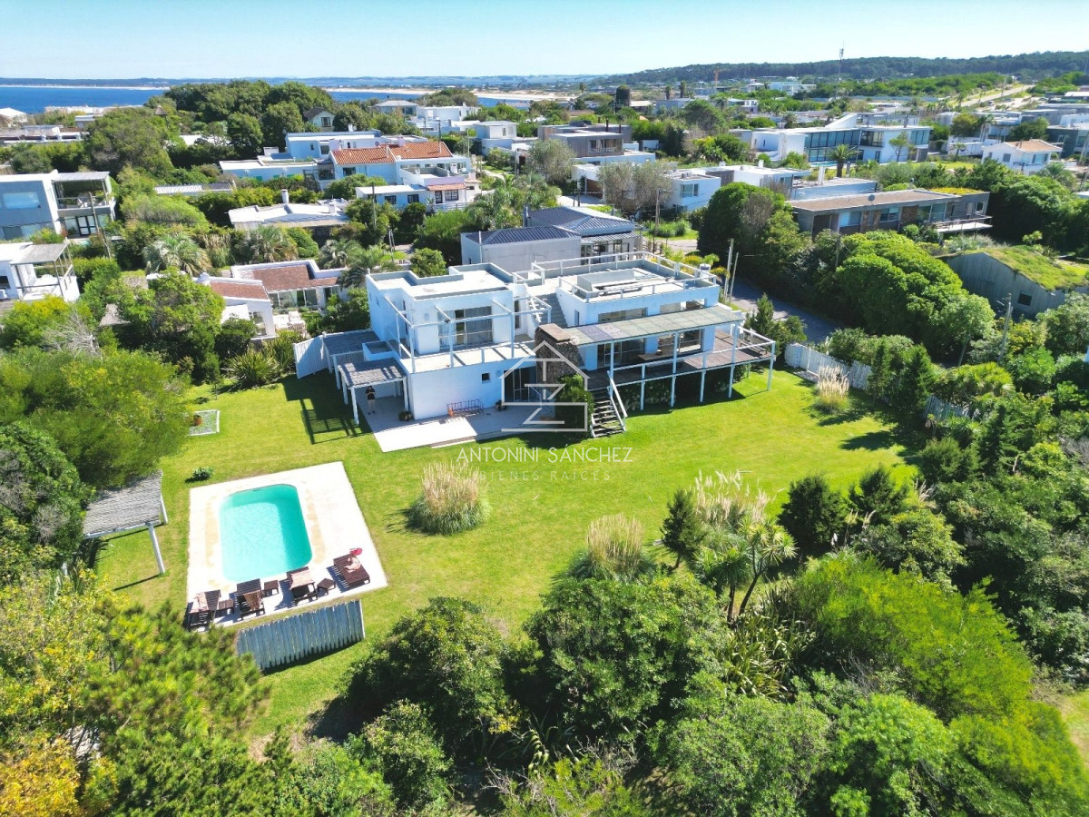 Casa ID.881 - Casa en Venta en Pueblo de José Ignacio Cuatro Dormitorios y Dependencia