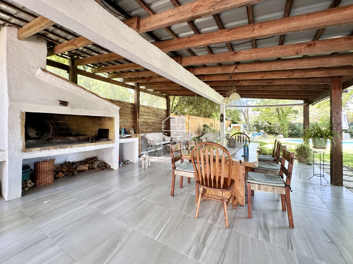 Casa ID.792 - Casa de 5 dormitorios en venta a una cuadra de Playa Mansa, Punta del Este.