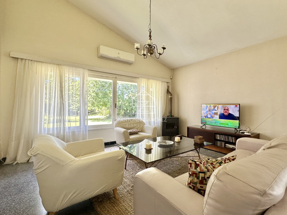 Casa ID.792 - Casa de 5 dormitorios en venta a una cuadra de Playa Mansa, Punta del Este.
