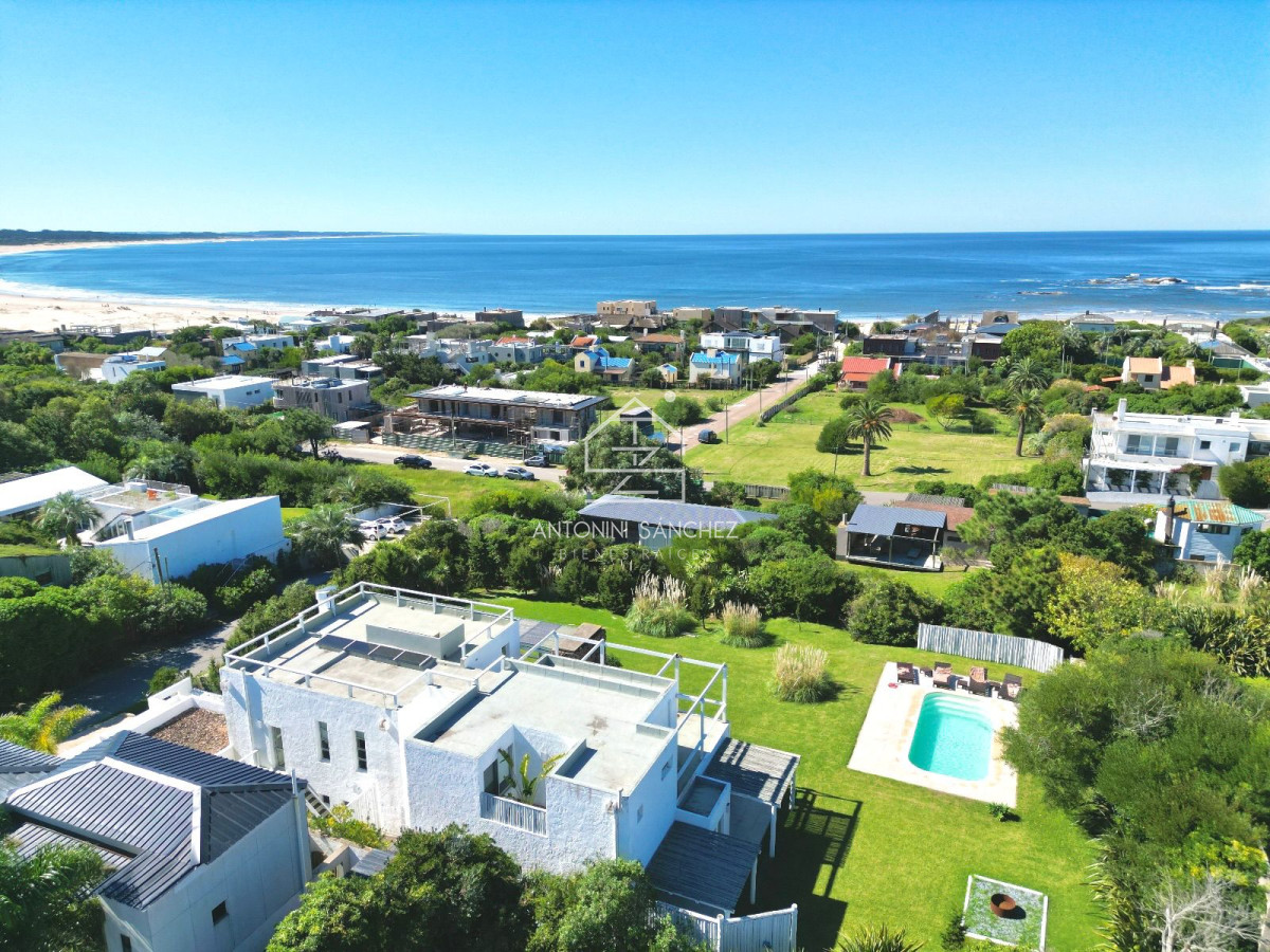 Casa ID.881 - Casa en Venta en Pueblo de José Ignacio Cuatro Dormitorios y Dependencia