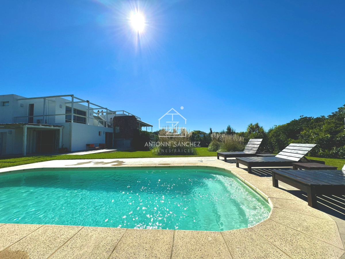 Casa ID.881 - Casa en Venta en Pueblo de José Ignacio Cuatro Dormitorios y Dependencia