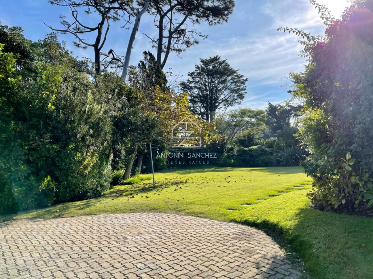 Casa ID.883 - Casa Mansion en Venta Playa Brava Punta del Este 