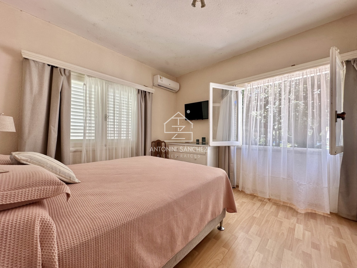 Casa ID.792 - Casa de 5 dormitorios en venta a una cuadra de Playa Mansa, Punta del Este.