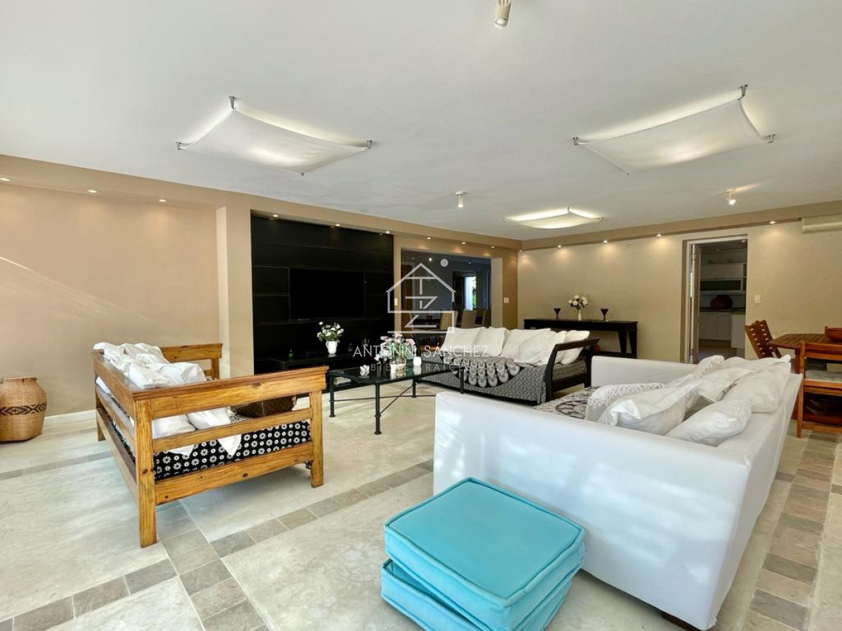 Casa ID.883 - Casa Mansion en Venta Playa Brava Punta del Este 