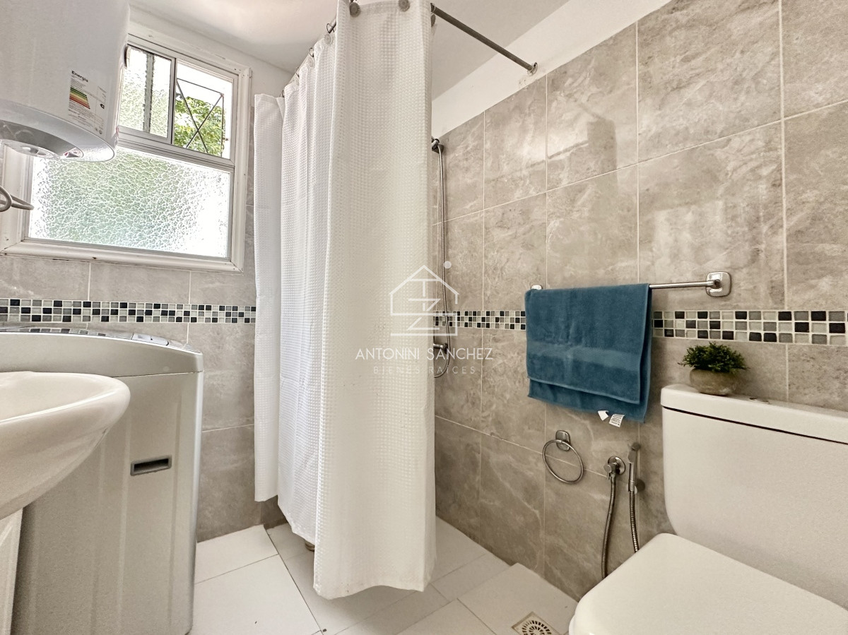 Casa ID.792 - Casa de 5 dormitorios en venta a una cuadra de Playa Mansa, Punta del Este.