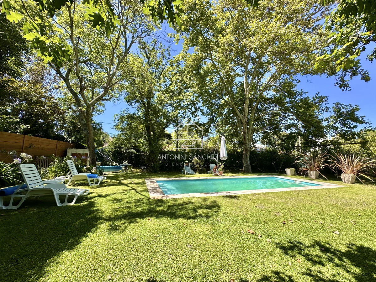 Casa ID.792 - Casa de 5 dormitorios en venta a una cuadra de Playa Mansa, Punta del Este.