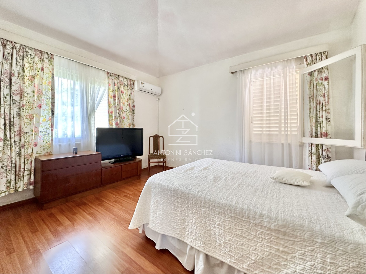 Casa ID.792 - Casa de 5 dormitorios en venta a una cuadra de Playa Mansa, Punta del Este.
