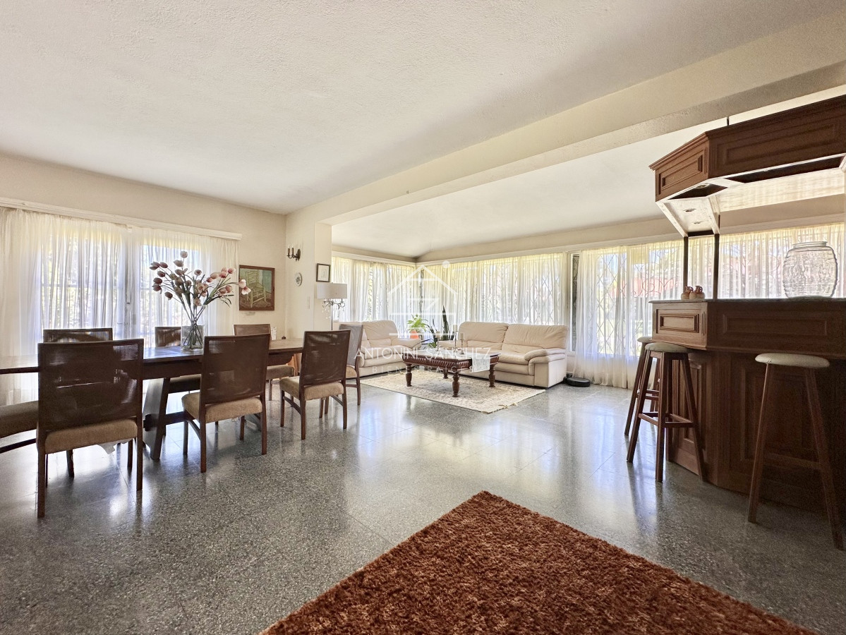 Casa ID.792 - Casa de 5 dormitorios en venta a una cuadra de Playa Mansa, Punta del Este.