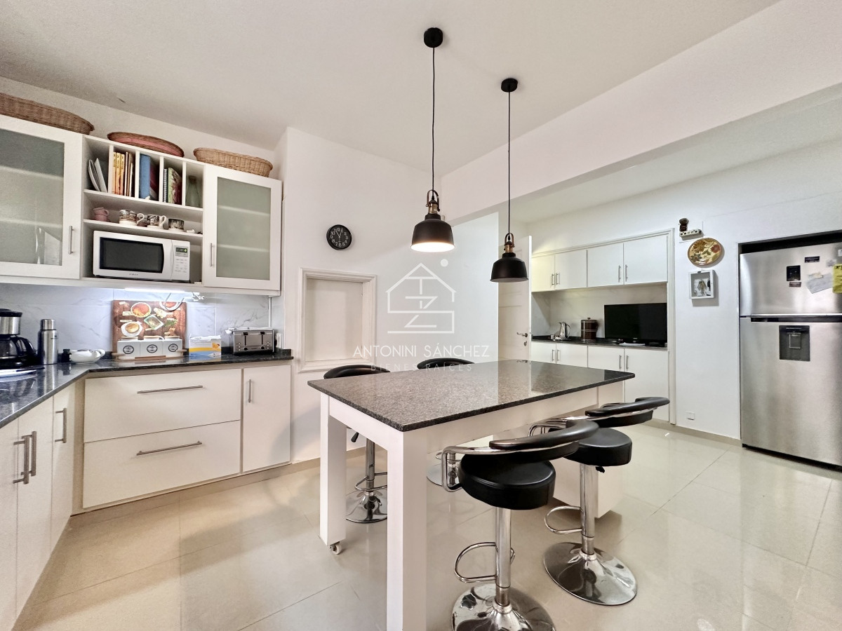 Casa ID.792 - Casa de 5 dormitorios en venta a una cuadra de Playa Mansa, Punta del Este.
