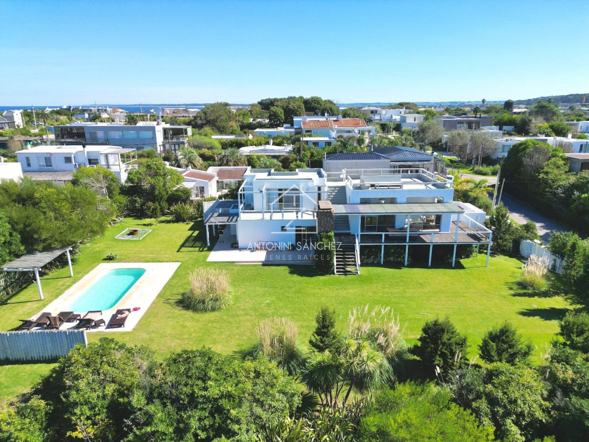 Casa ID.881 - Casa en Venta en Pueblo de José Ignacio Cuatro Dormitorios y Dependencia