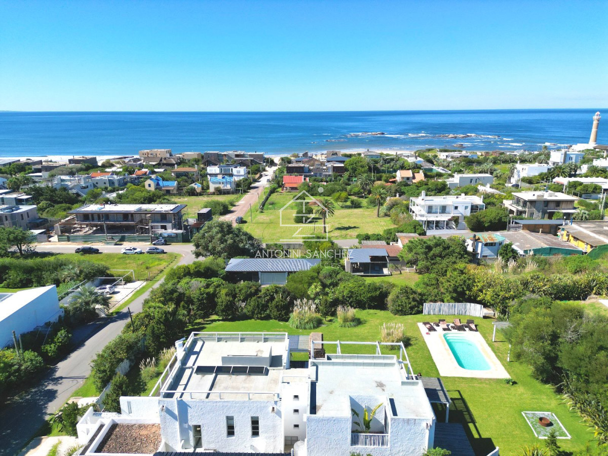 Casa ID.881 - Casa en Venta en Pueblo de José Ignacio Cuatro Dormitorios y Dependencia
