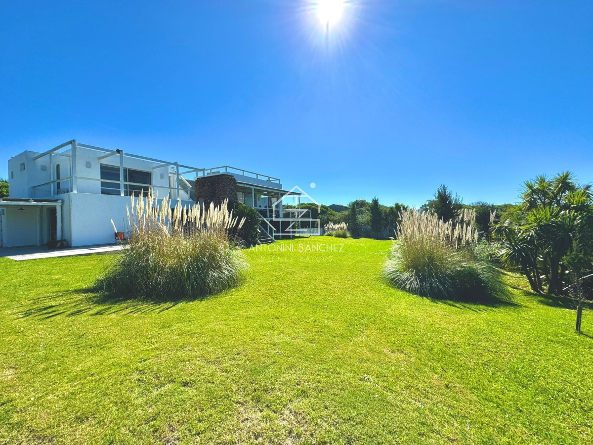 Casa ID.881 - Casa en Venta en Pueblo de José Ignacio Cuatro Dormitorios y Dependencia