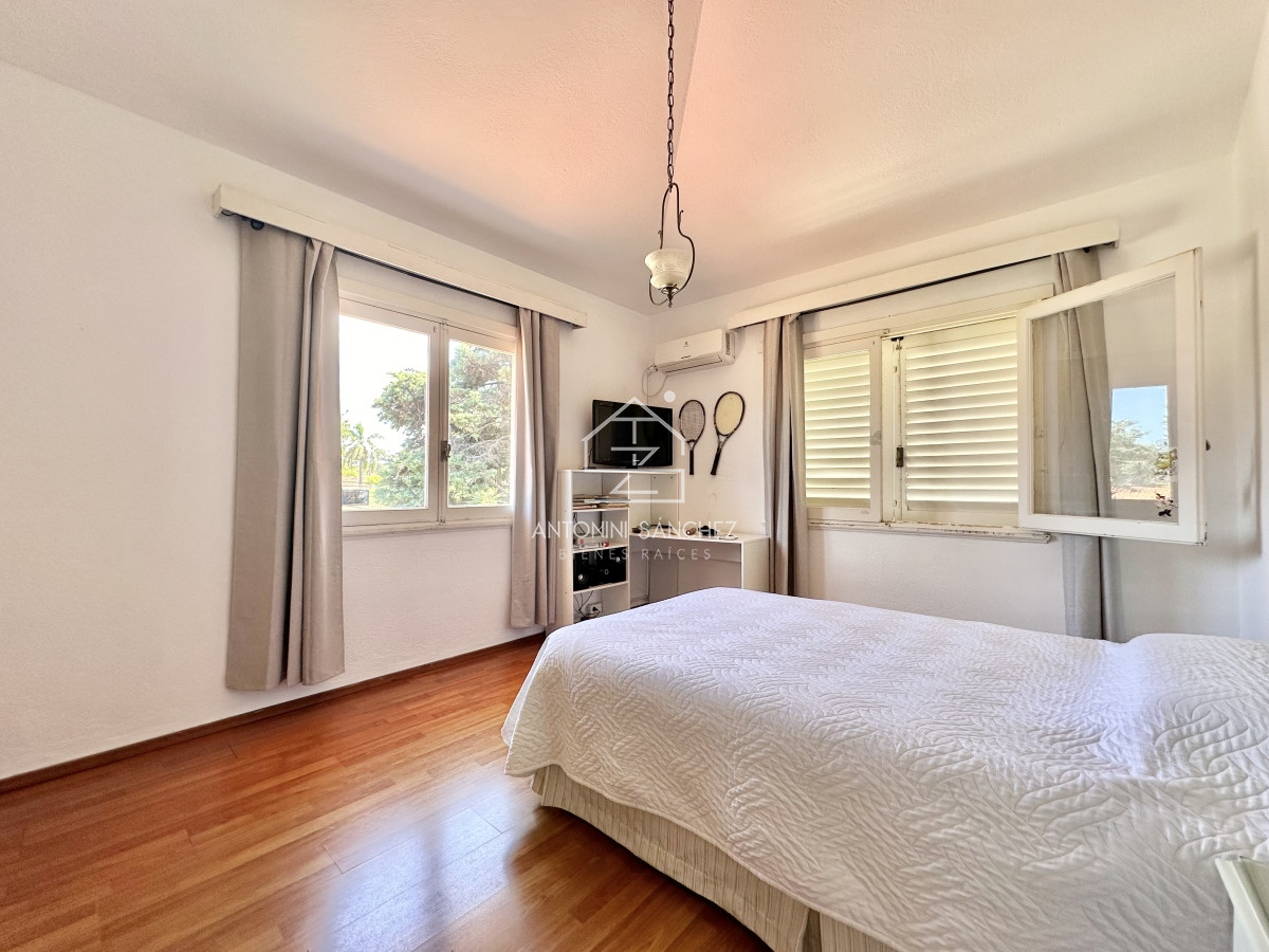 Casa ID.792 - Casa de 5 dormitorios en venta a una cuadra de Playa Mansa, Punta del Este.