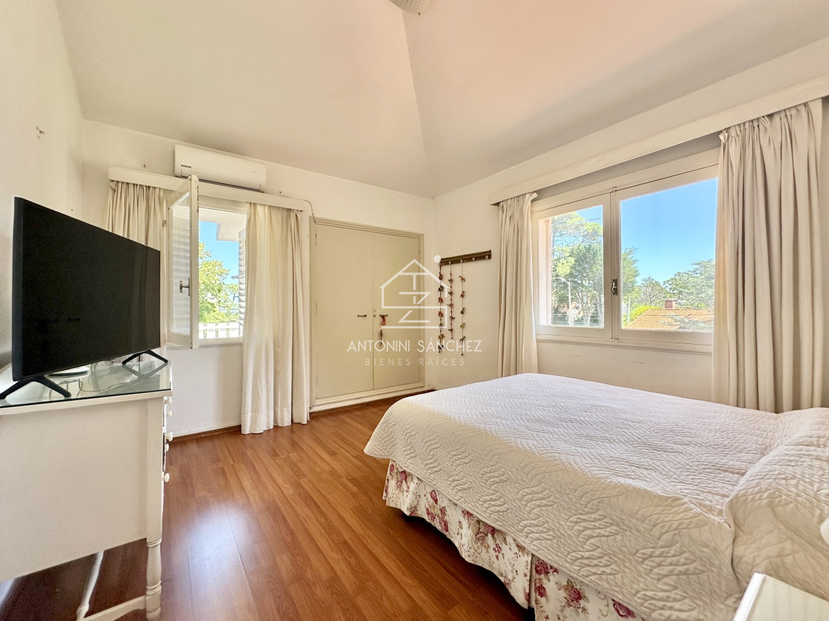 Casa ID.792 - Casa de 5 dormitorios en venta a una cuadra de Playa Mansa, Punta del Este.