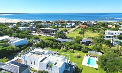 Casa en Venta en Pueblo de José Ignacio Cuatro Dormitorios y Dependencia