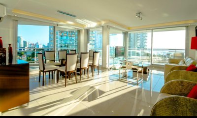 Apartamento de tres dormitorios y dependencia de servicio en venta, Playa Mansa Punta del Este