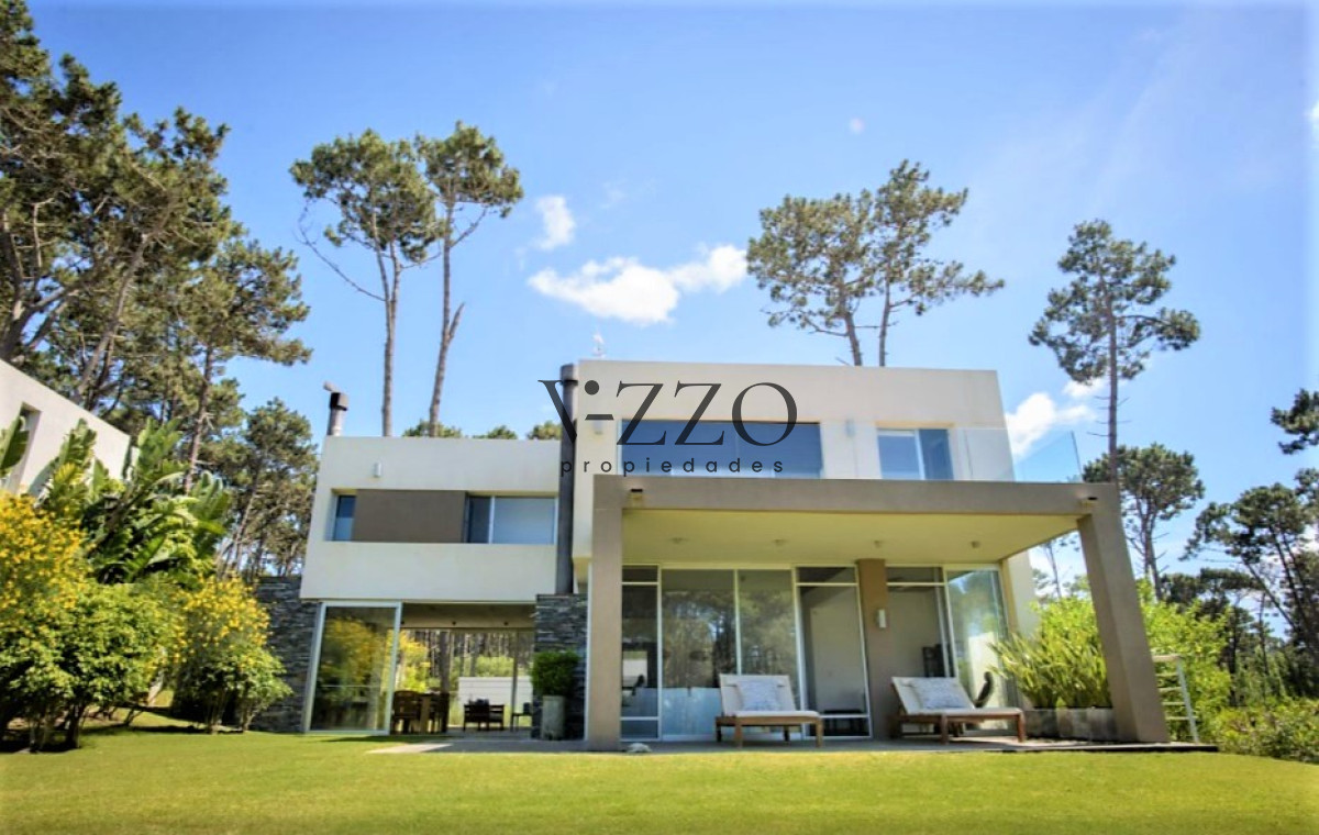 Casa ID.438/Excelente-propiedad-en-Barrio-Privado---Cinco-Dormitorios-a-metros-del-Mar - Excelente propiedad en Barrio Privado - Cinco Dormitorios a metros del Mar