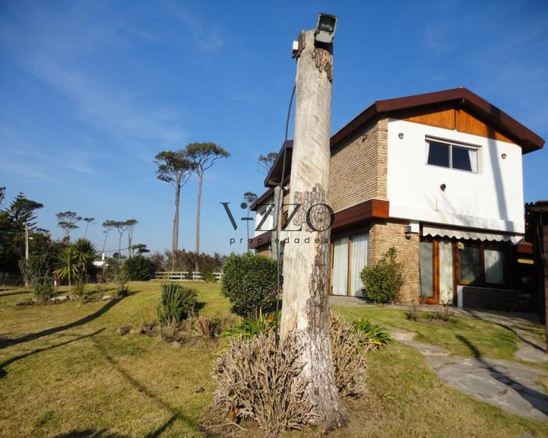 Casa ID.441/Venta-y-alquiler-temporario-de-gran-casa-en-Pinares-a-una-cuadra-de-la-Playa - Venta y alquiler temporario de gran casa en Pinares a una cuadra de la Playa