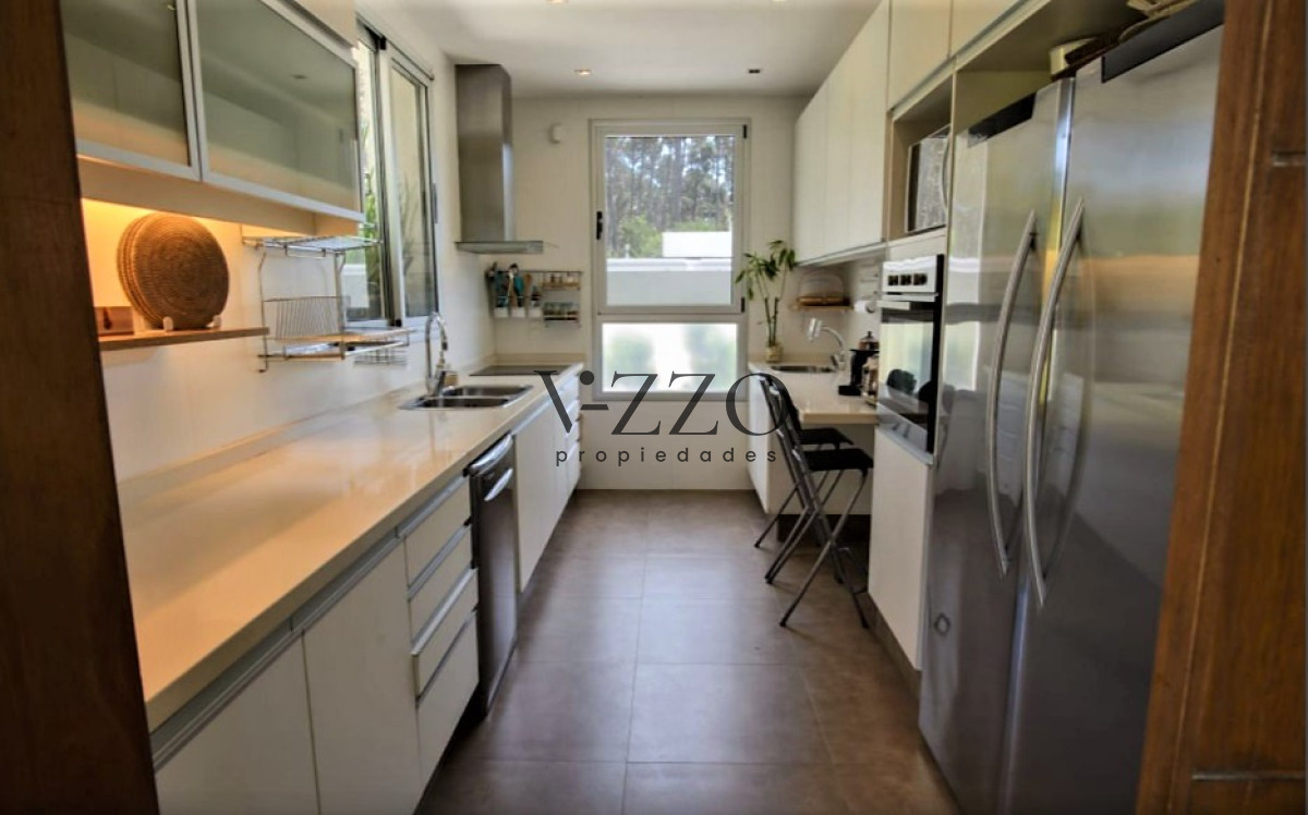 Casa ID.438/Excelente-propiedad-en-Barrio-Privado---Cinco-Dormitorios-a-metros-del-Mar - Excelente propiedad en Barrio Privado - Cinco Dormitorios a metros del Mar