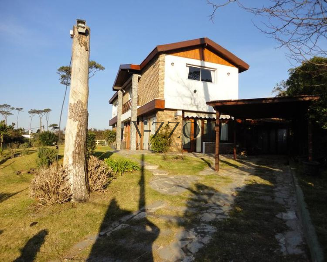 Casa ID.441/Venta-y-alquiler-temporario-de-gran-casa-en-Pinares-a-una-cuadra-de-la-Playa - Venta y alquiler temporario de gran casa en Pinares a una cuadra de la Playa