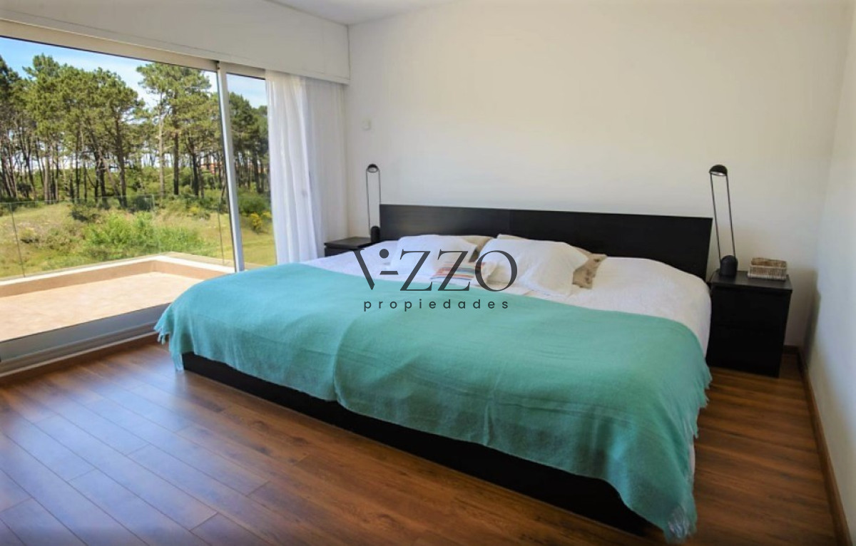 Casa ID.438/Excelente-propiedad-en-Barrio-Privado---Cinco-Dormitorios-a-metros-del-Mar - Excelente propiedad en Barrio Privado - Cinco Dormitorios a metros del Mar