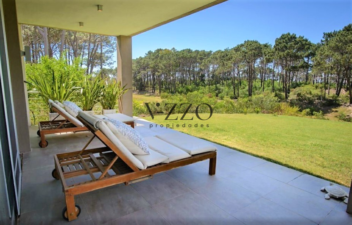 Casa ID.438/Excelente-propiedad-en-Barrio-Privado---Cinco-Dormitorios-a-metros-del-Mar - Excelente propiedad en Barrio Privado - Cinco Dormitorios a metros del Mar