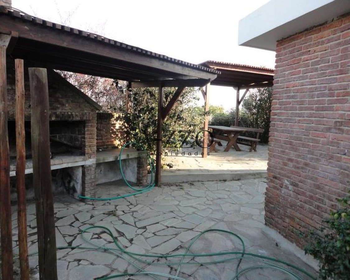 Casa ID.441/Venta-y-alquiler-temporario-de-gran-casa-en-Pinares-a-una-cuadra-de-la-Playa - Venta y alquiler temporario de gran casa en Pinares a una cuadra de la Playa