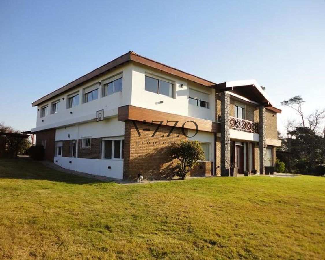 Casa ID.441/Venta-y-alquiler-temporario-de-gran-casa-en-Pinares-a-una-cuadra-de-la-Playa - Venta y alquiler temporario de gran casa en Pinares a una cuadra de la Playa