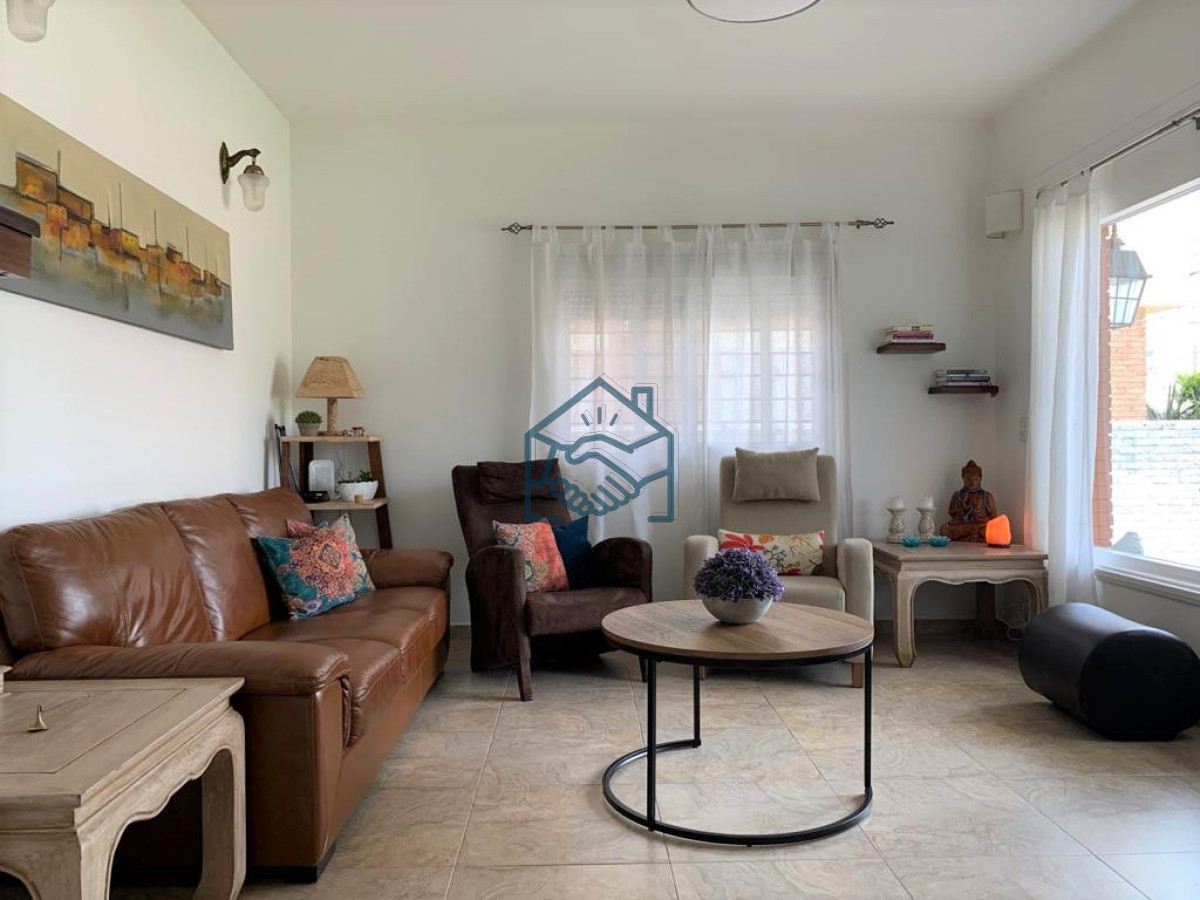 Casa ID.442/Casa-en-la-Península-de-Punta-del-Este-en-Venta---Seis-Dormitorios-y-Piscina- - Casa en la Península de Punta del Este en Venta - Seis Dormitorios y Piscina 