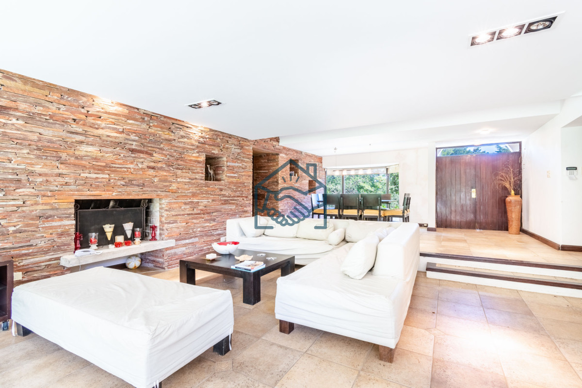 Casa ID.437 - Buena casa en San Rafael de Cuatro Dormitorios con Pisicina
