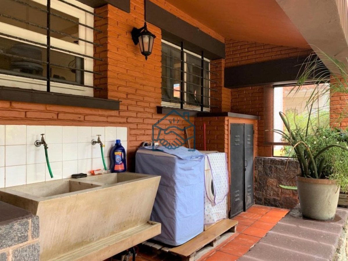 Casa ID.442/Casa-en-la-Península-de-Punta-del-Este-en-Venta---Seis-Dormitorios-y-Piscina- - Casa en la Península de Punta del Este en Venta - Seis Dormitorios y Piscina 
