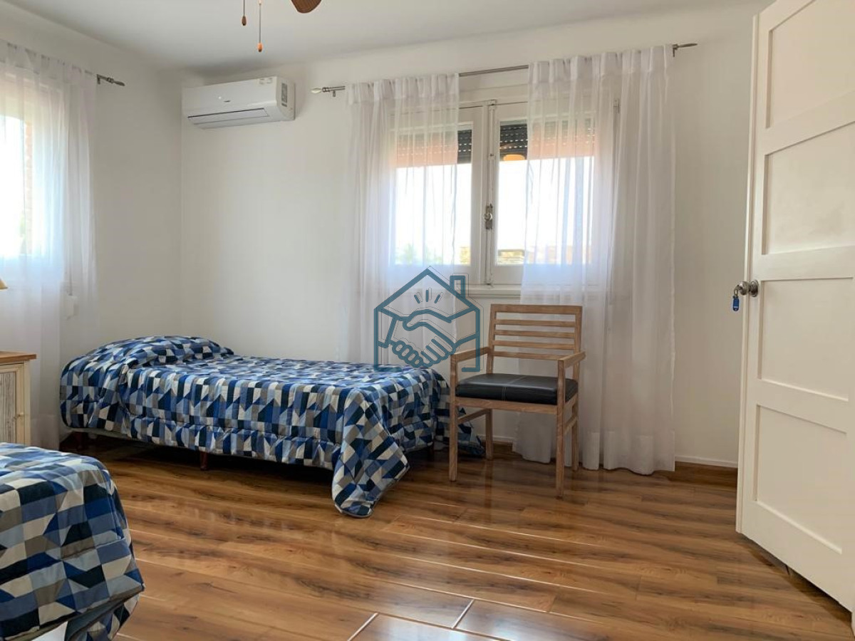 Casa ID.442/Casa-en-la-Península-de-Punta-del-Este-en-Venta---Seis-Dormitorios-y-Piscina- - Casa en la Península de Punta del Este en Venta - Seis Dormitorios y Piscina 
