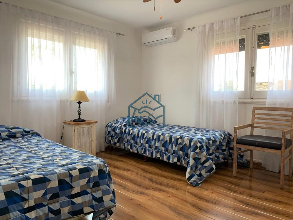 Casa ID.442/Casa-en-la-Península-de-Punta-del-Este-en-Venta---Seis-Dormitorios-y-Piscina- - Casa en la Península de Punta del Este en Venta - Seis Dormitorios y Piscina 