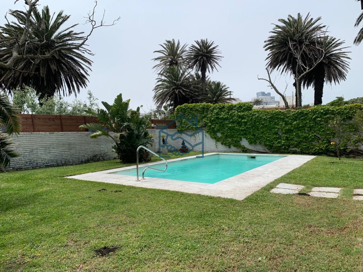 Casa ID.442/Casa-en-la-Península-de-Punta-del-Este-en-Venta---Seis-Dormitorios-y-Piscina- - Casa en la Península de Punta del Este en Venta - Seis Dormitorios y Piscina 
