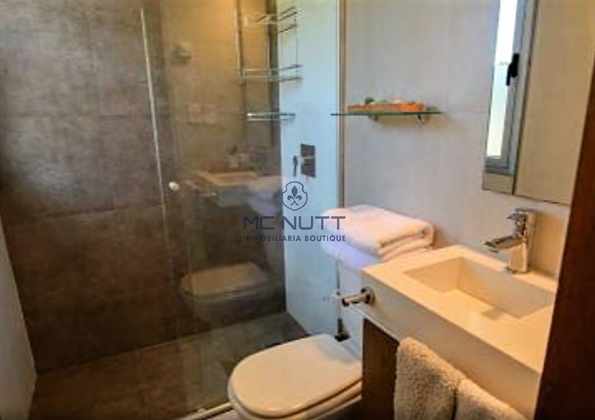 Casa ID.585/ - Excelente propiedad en Barrio Privado - Cinco Dormitorios a metros del Mar