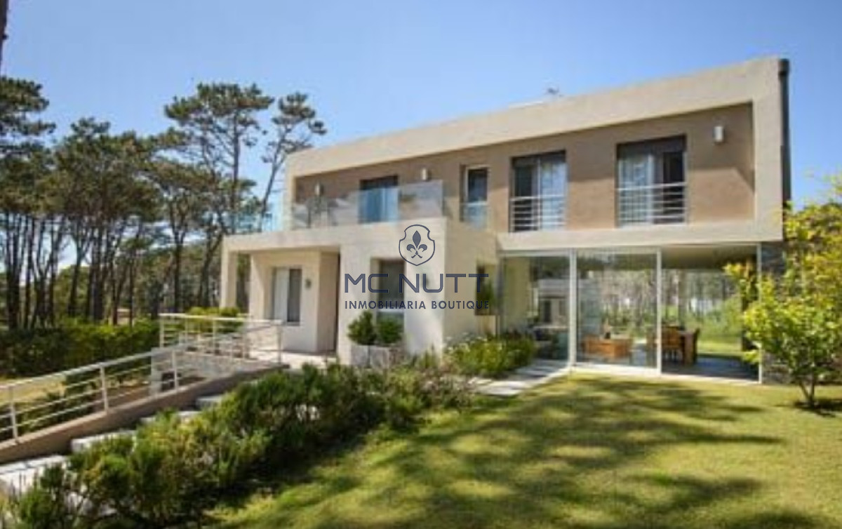 Casa ID.585/ - Excelente propiedad en Barrio Privado - Cinco Dormitorios a metros del Mar